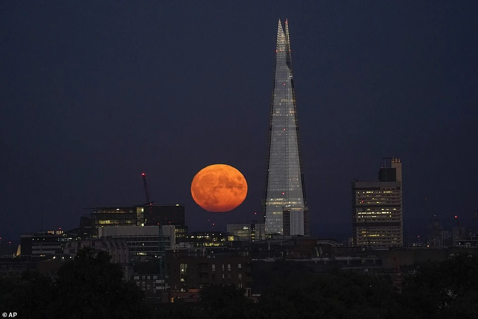 Sự hiện diện của siêu trăng "cá tầm" đã khiến tòa tháp The Shard ở London.