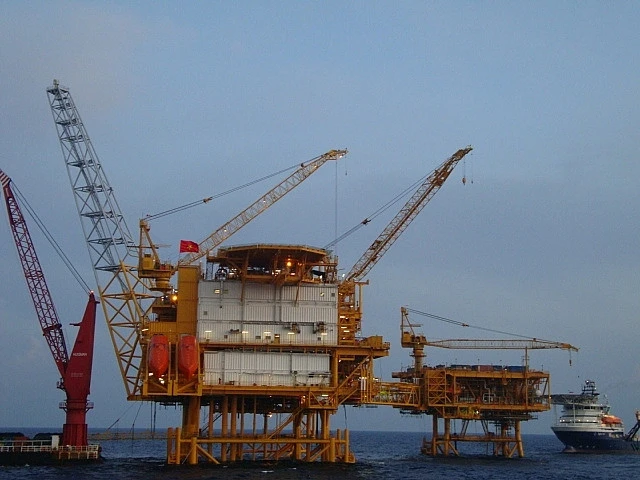 Giàn xử lý trung tâm Hải Thạch được hoàn thành vận chuyển và lắp đặt ngoài khơi tại mỏ Hải Thạch.