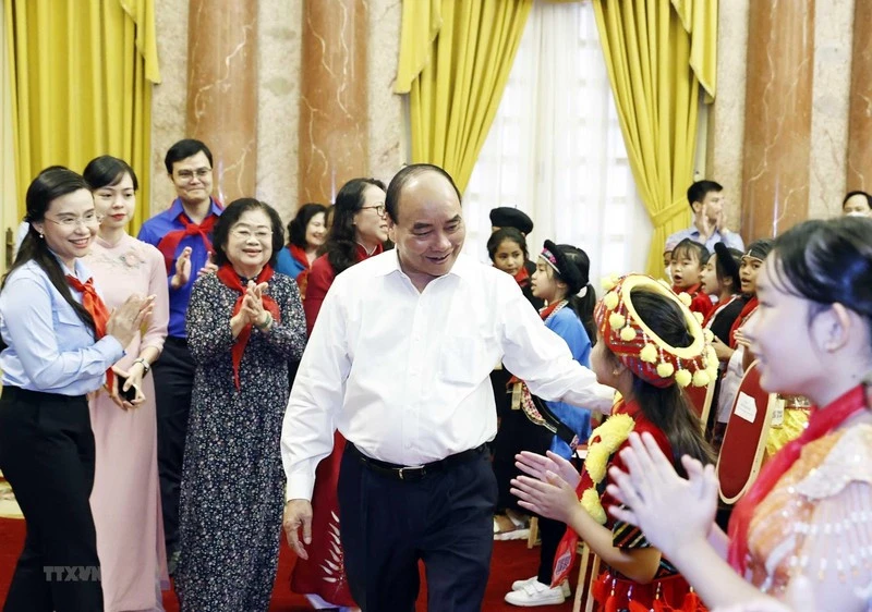 Sáng 22/9, tại Phủ Chủ tịch, Chủ tịch nước gặp mặt thân mật các thiếu nhi tiêu biểu, đại diện cho thiếu nhi của 54 dân tộc trên khắp mọi miền đất nước tham gia Liên hoan thiếu nhi tiêu biểu các dân tộc toàn quốc lần thứ IV. (Ảnh: TTXVN)