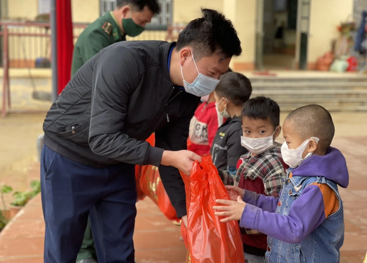 Trao quà Tết cho học sinh mầm non và tiểu học của xã Nàn Sán.
