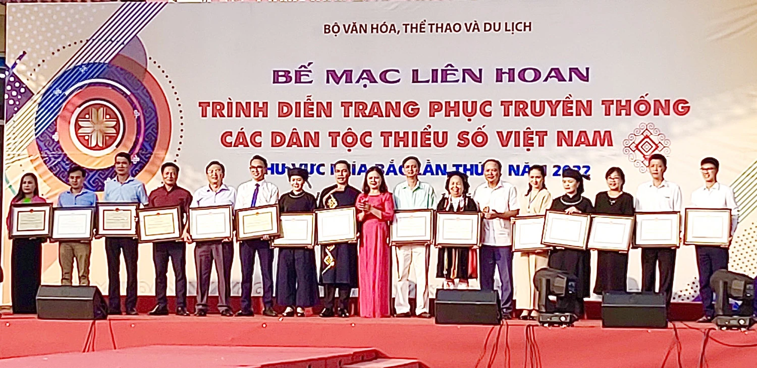 Các đoàn nhận Bằng khen của Bộ trưởng Bộ Văn hóa - Thể thao và Du lịch.