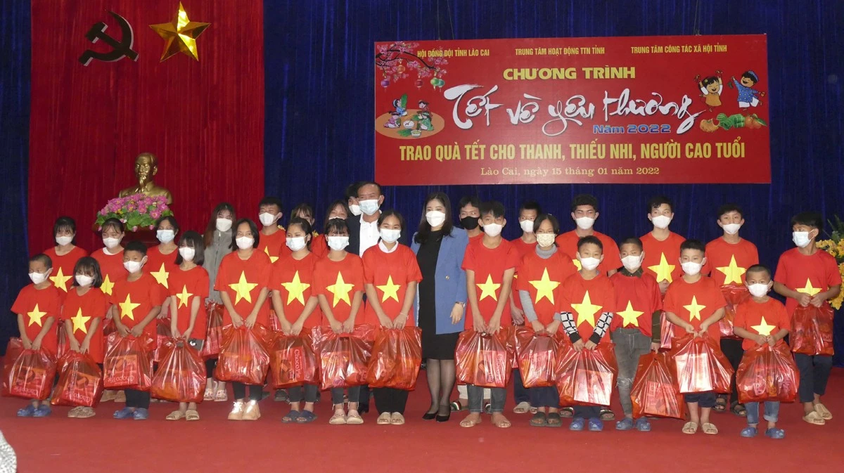 Trao quà Tết cho các đối tượng ở Trung tâm Công tác xã hội tỉnh.