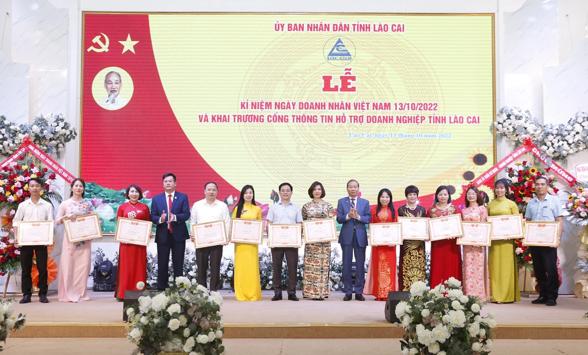 UBND tỉnh gặp mặt kỷ niệm ngày Doanh nhân Việt Nam và tôn vinh doanh nhân điển hình ảnh 13