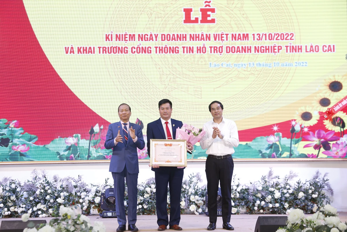 UBND tỉnh gặp mặt kỷ niệm ngày Doanh nhân Việt Nam và tôn vinh doanh nhân điển hình ảnh 14