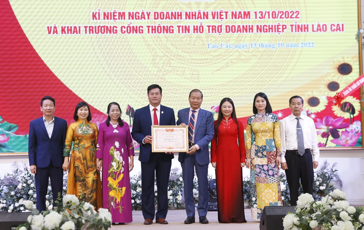 UBND tỉnh gặp mặt kỷ niệm ngày Doanh nhân Việt Nam và tôn vinh doanh nhân điển hình ảnh 12