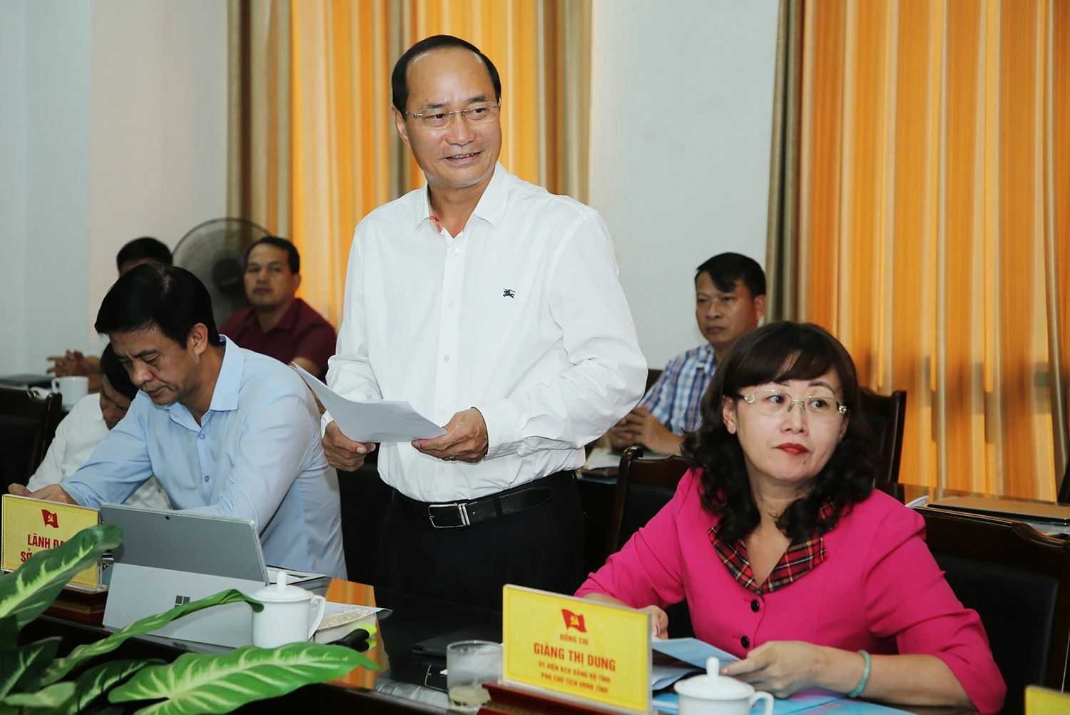 Các đại biểu phát biểu ý kiến tại buổi làm việc với Báo Lào Cai.