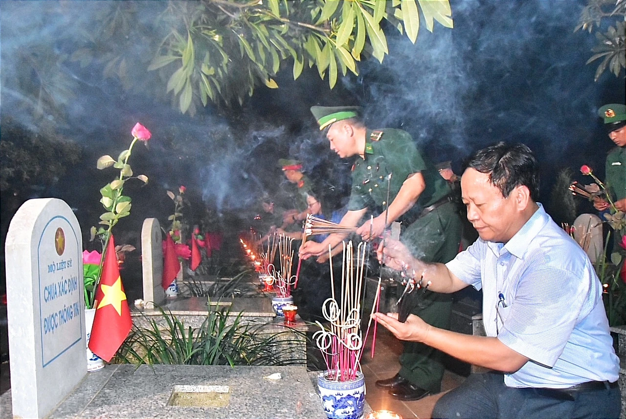 Thắp nến tri ân các anh hùng liệt sỹ ảnh 11