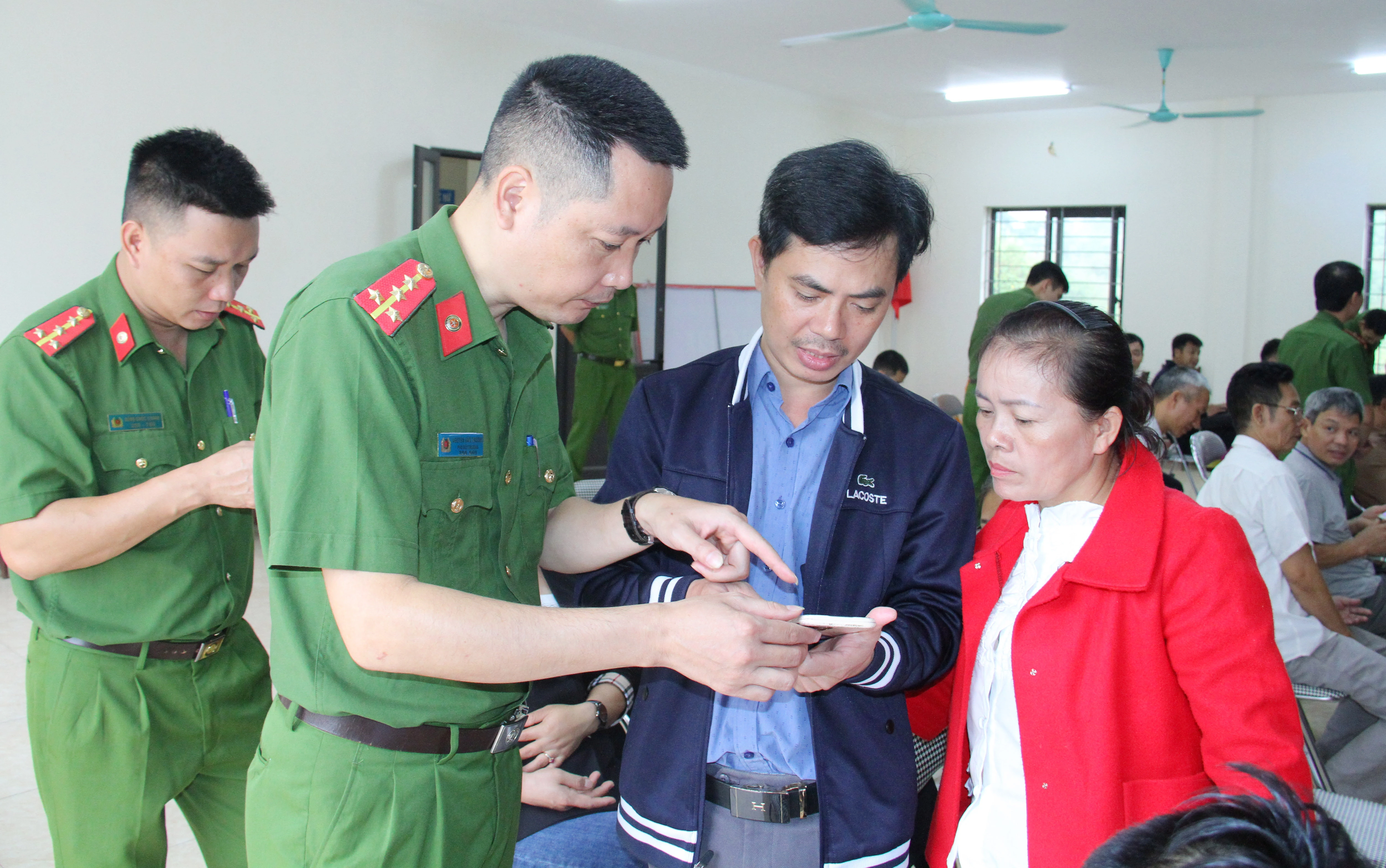Hướng dẫn người dân thao tác, truy cập phần mềm.