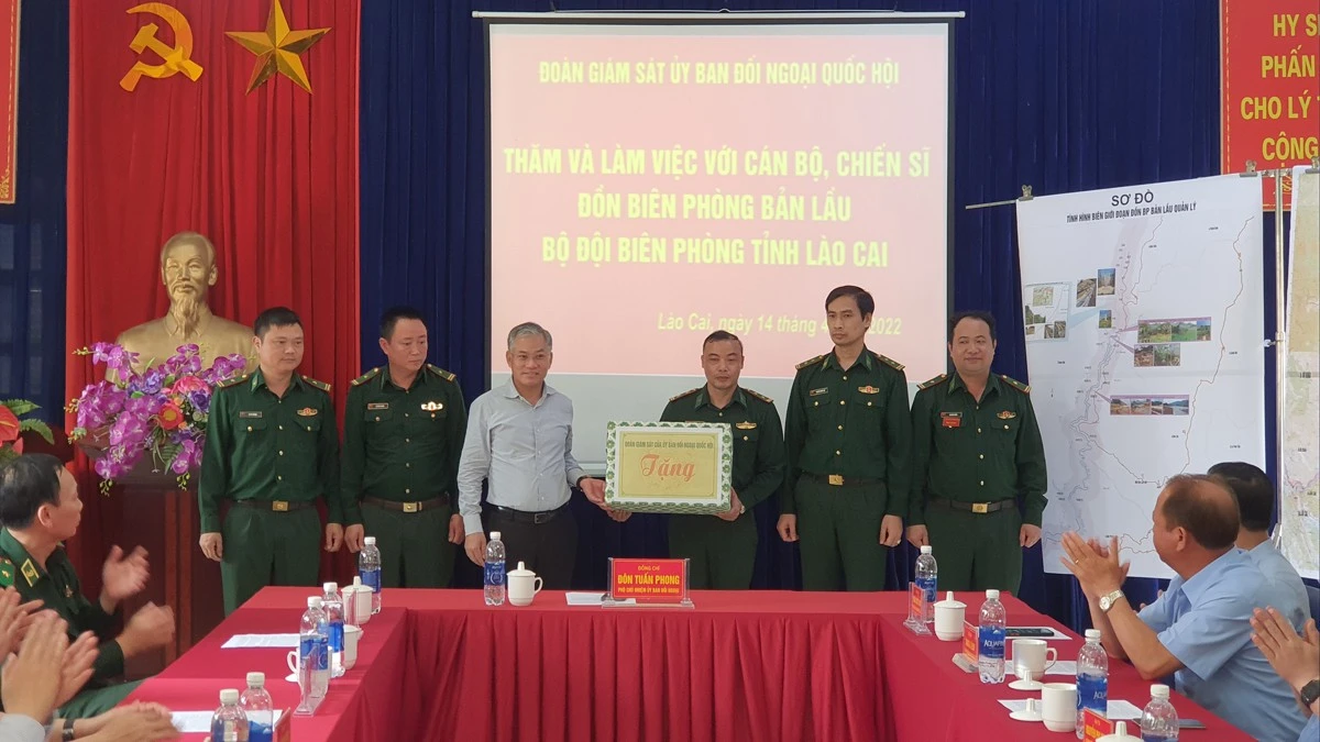 Đồng chí Đôn Tuấn Phong tặng quà động viên cán bộ, chiến sĩ Đồn Biên phòng Bản Lầu.