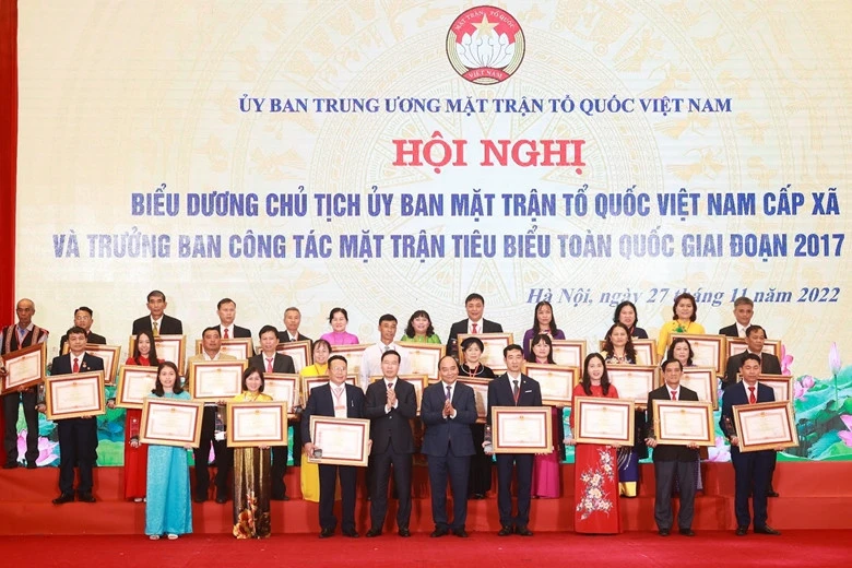 Chủ tịch nước Nguyễn Xuân Phúc và Thường trực Ban Bí thư Võ Văn Thưởng trao Bằng khen của Thủ tướng Chính phủ cho các đại biểu.