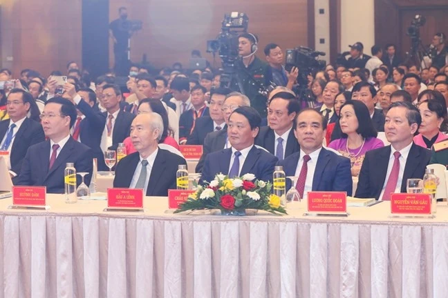 Các đại biểu tham dự buổi lễ.