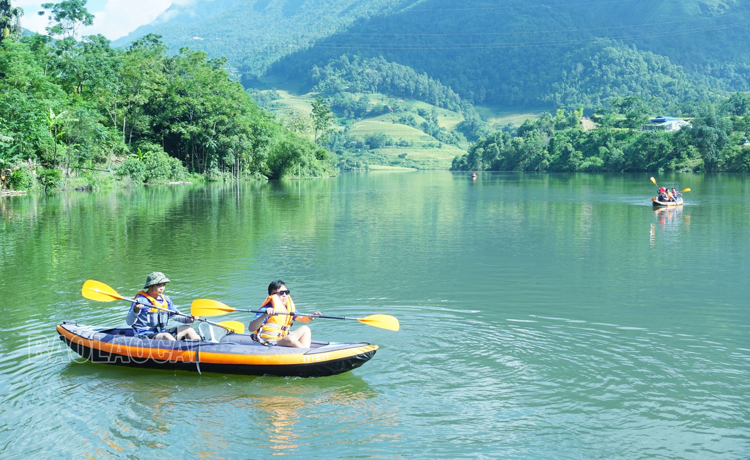 Chèo kayak trên hồ thủy điện Mường Hum là sản phẩm du lịch mới của huyện Bát Xát.