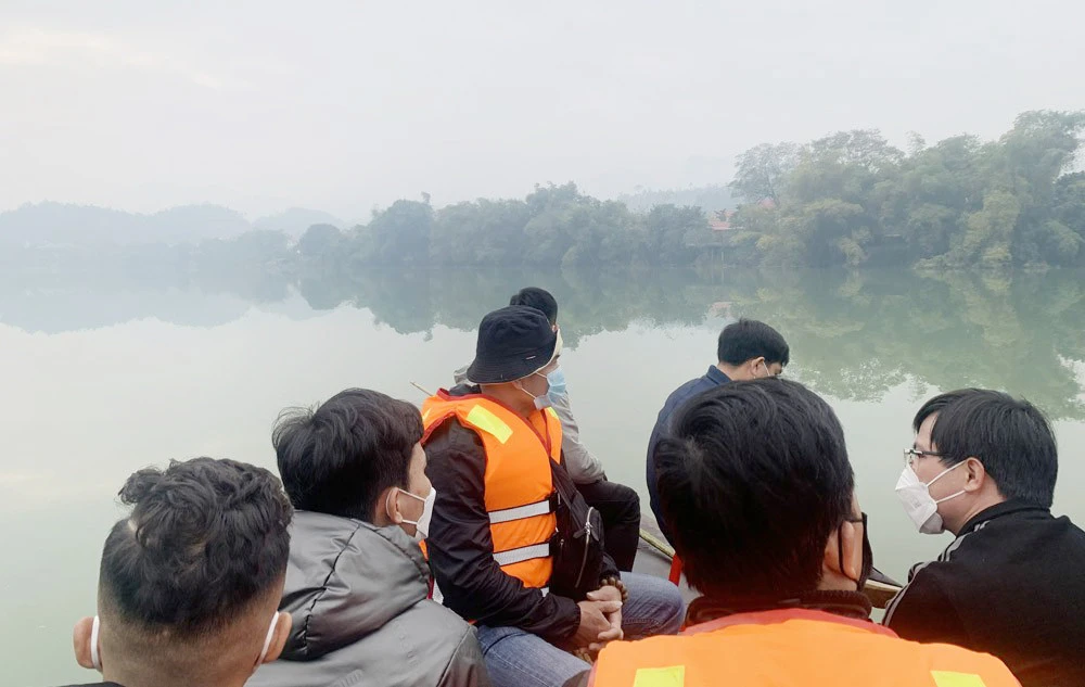Đoàn công tác của Sở Văn hóa - Thể thao và Du lịch tỉnh (khi chưa chia tách) khảo sát tuyến du lịch dọc sông Chảy.