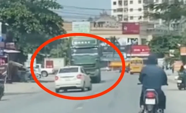 Ô tô lạng lách, đối đầu xe tải, đánh võng điên đảo trên quốc lộ ảnh 1