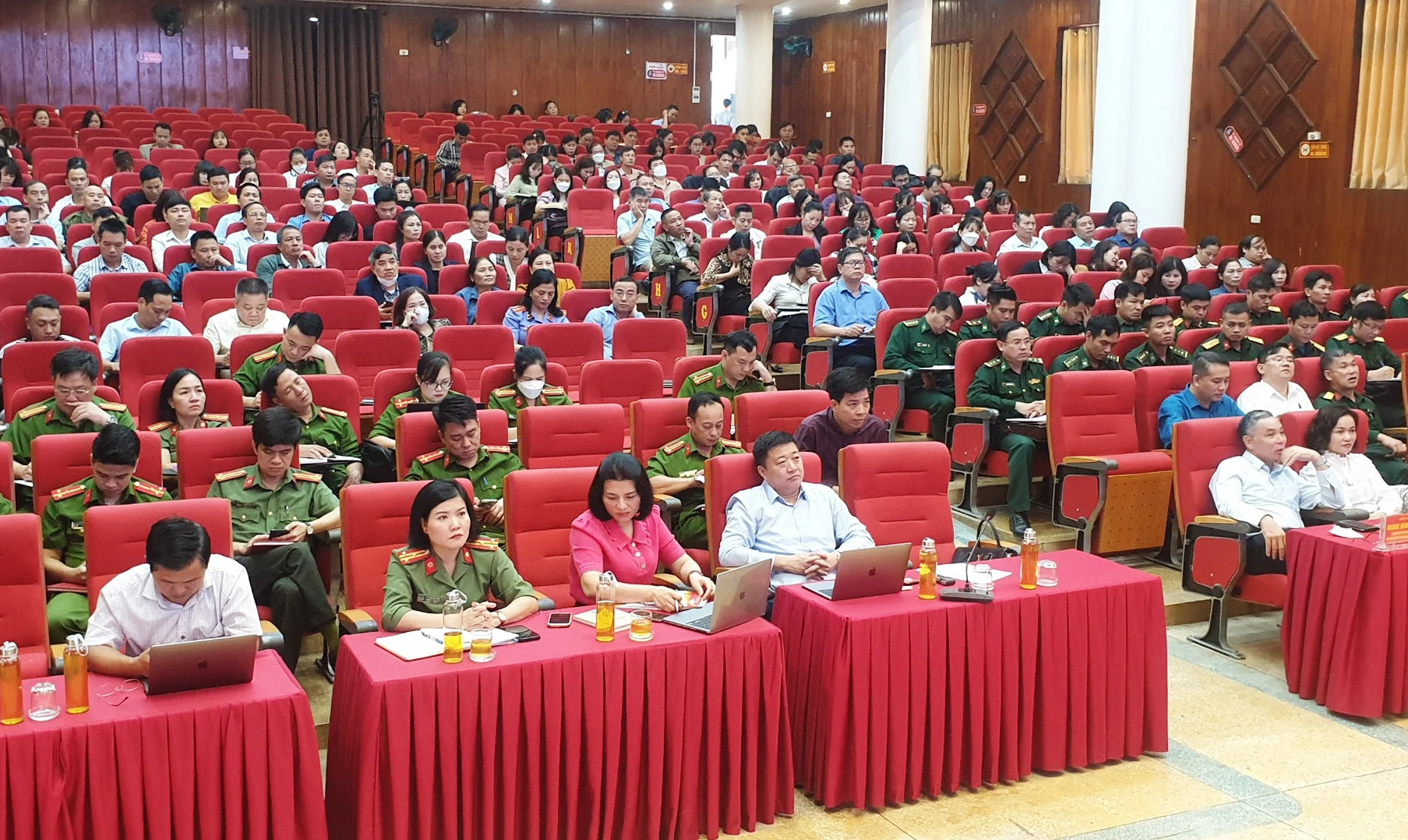 Đại biểu dự hội nghị tại điểm cầu thành phố Lào Cai. Đại biểu dự hội nghị tại điểm cầu thị xã Sa Pa.