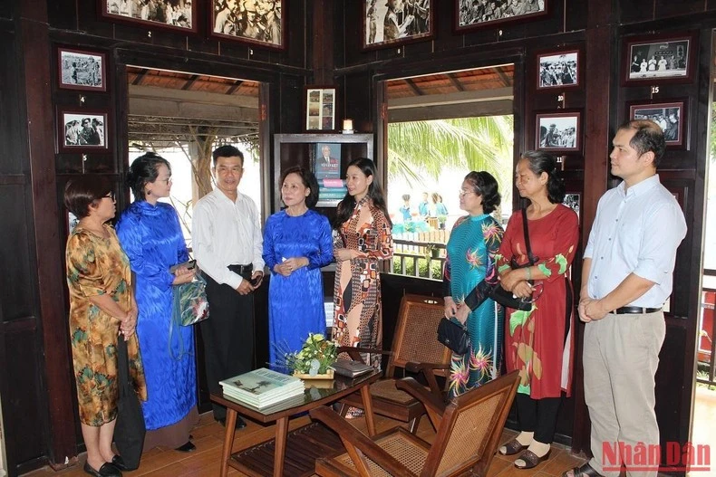 Gia đình Cố Thủ tướng Võ Văn Kiệt kể lại những kỷ niệm về ông với khách tham quan khu lưu niệm. Những hình ảnh Cố Thủ tướng Võ Văn Kiệt trưng bày trong căn nhà trong khu lưu niệm. Chiếc giường và ghế Cố Thủ tướng nghỉ ngơi trong căn nhà.