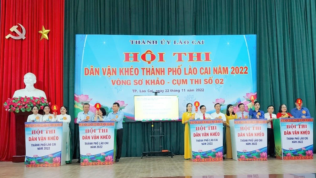 Các đội tham gia phần thi kiến thức.