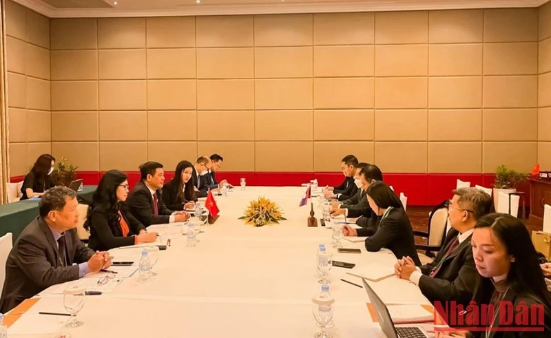 Đoàn Việt Nam và Lào gặp song phương bên lề Hội nghị Bộ trưởng Kinh tế ASEAN lần thứ 54.