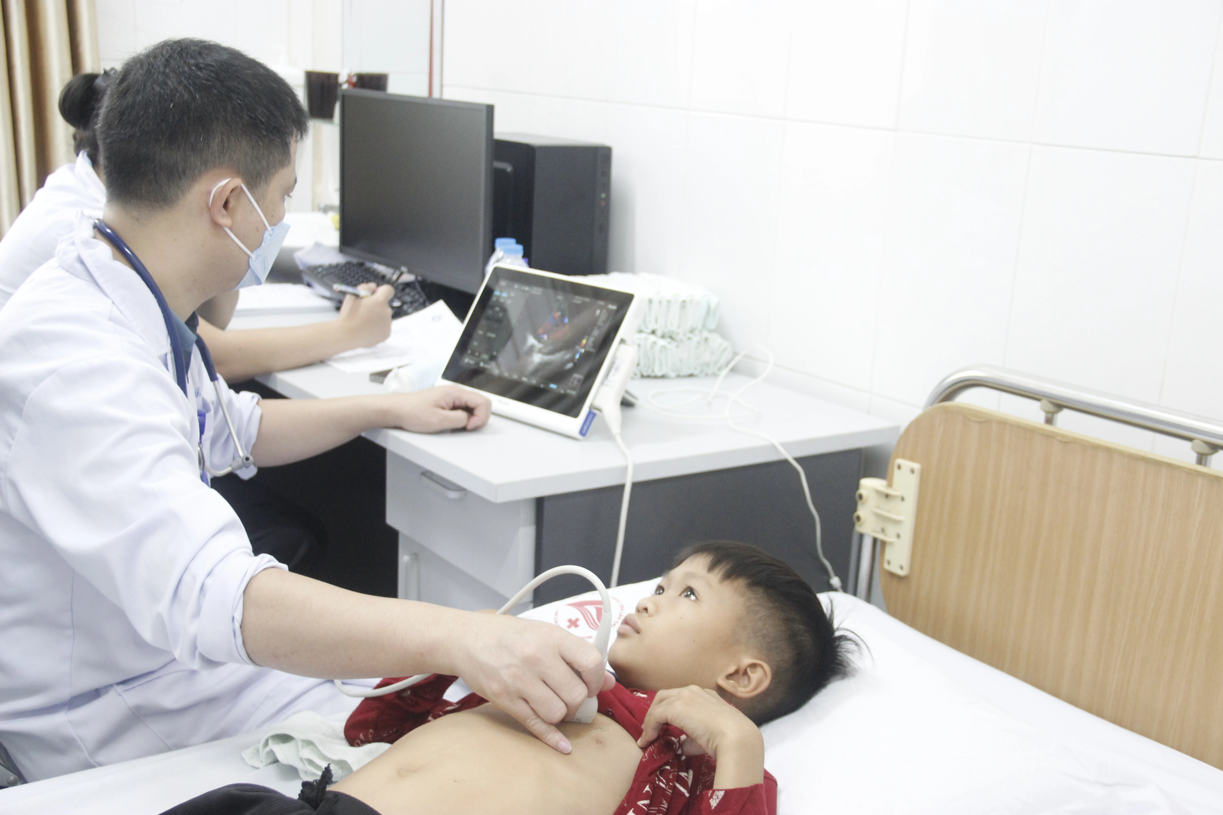 Chương trình "Trái tim cho em" khám sàng lọc bệnh tim bẩm sinh miễn phí cho trẻ em ảnh 5
