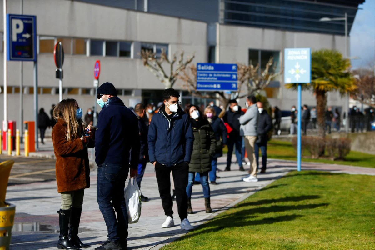Người dân xếp hàng chờ xét nghiệm COVID-19 ở Madrid, Tây Ban Nha hồi tháng 12/2021.