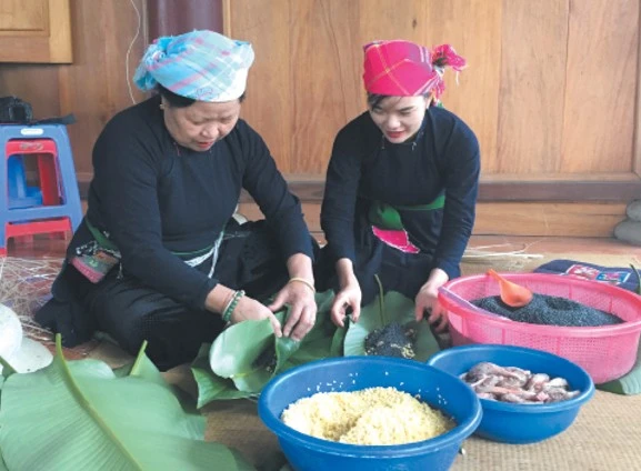 Người Tày gói bánh chưng chuẩn bị đón tết.