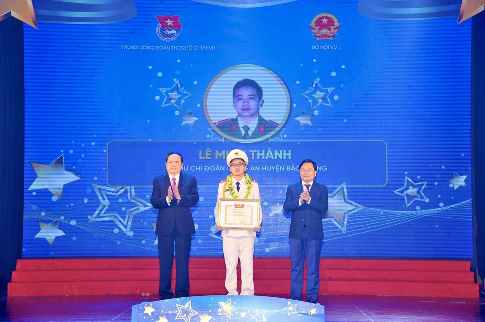 Lào Cai: 1 cán bộ được tuyên dương tại Lễ tuyên dương “Cán bộ, công chức, viên chức trẻ giỏi” toàn quốc năm 2021 ảnh 1