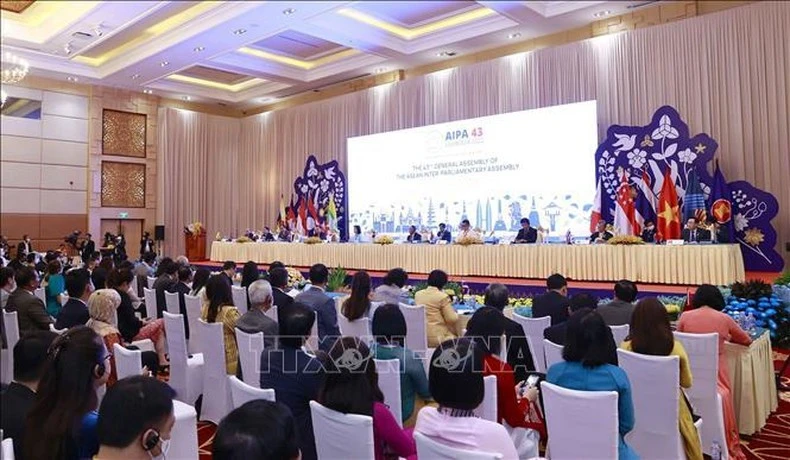 Quang cảnh phiên họp.
