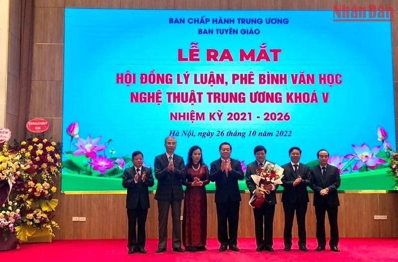 Đồng chí Nguyễn Trọng Nghĩa và Ban lãnh đạo Hội đồng Lý luận, phê bình văn học, nghệ thuật Trung ương nhiệm kỳ 2021 - 2026.