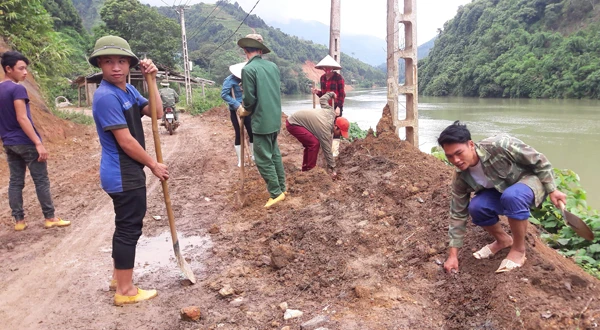 Người dân địa phương tham gia khắc phục những đoạn đường bị xuống cấp không thể đi lại được.