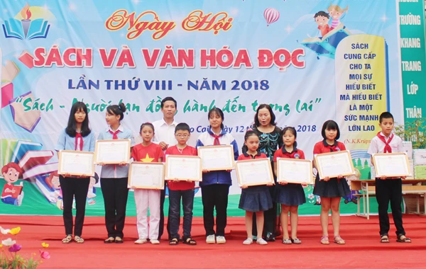 Khen thưởng những độc giả, học sinh trong xây dựng và phát triển phong trào đọc, học và làm theo sách năm 2017.