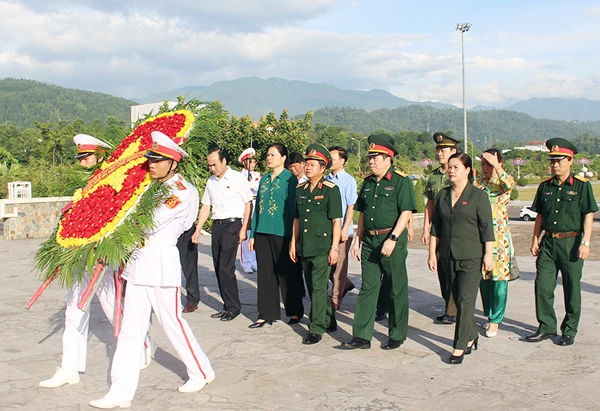 Đoàn công tác do Phó Chủ tịch Quốc hội Đỗ Ba Tỵ dâng hương tại Đài tưởng niệm.