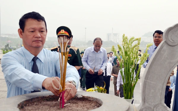 Các đại biểu dâng hương tưởng niệm.