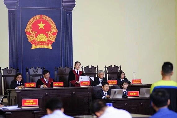 Phiên tòa xét xử các bị cáo trong đường dây đánh bạc trực tuyến hàng ngàn tỷ đồng.