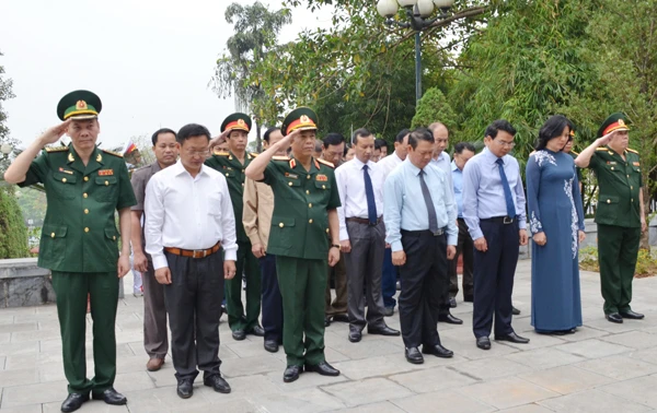 Tưởng nhớ công ơn của Chủ tịch Hồ Chí Minh.