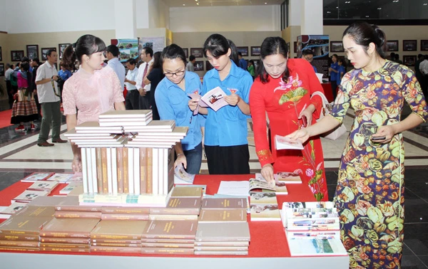 Đại biểu thăm quan gian ảnh trưng bày chuyến thăm của Bác Hồ tới Lào Cai vào năm 1958. Đoàn viên, thanh niên tìm hiểu cuộc đời của Bác Hồ qua tư liệu sách, báo trưng bày.