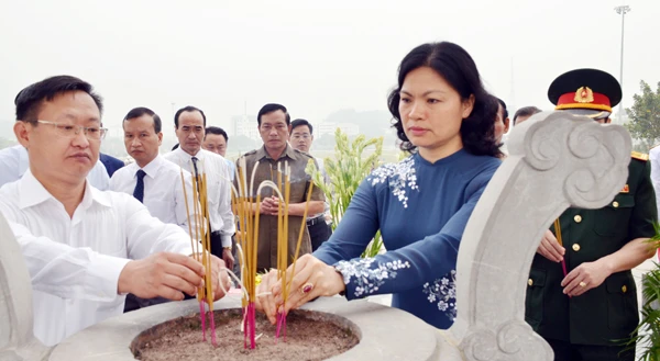 Các đại biểu dâng hương tưởng niệm.