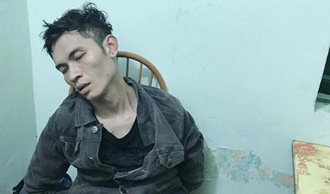 Đối tượng Thịnh vẫn trong tình trạng chưa ổn định khi bị bắt về cơ quan công an.