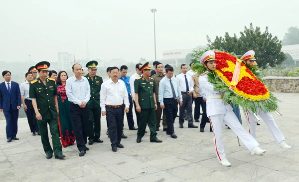 Dâng vòng hoa tại Đài tưởng niệm các Anh hùng liệt sỹ.