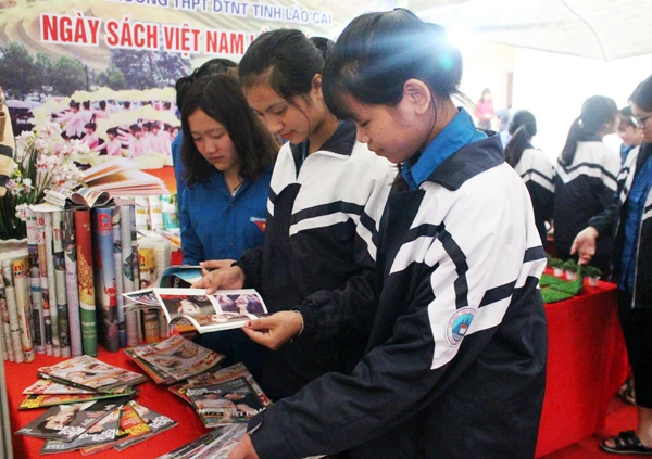 Đại biểu tham quan các gian trưng bày sách. Học sinh hào hứng với những cuốn sách tại gian trưng bày.