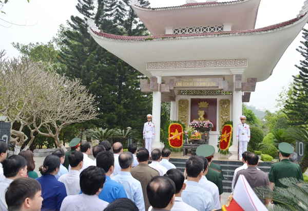 Đoàn đại biểu dâng hương báo công tại Nhà bia tưởng niệm Bác Hồ (phường Phố Mới, thành phố Lào Cai).