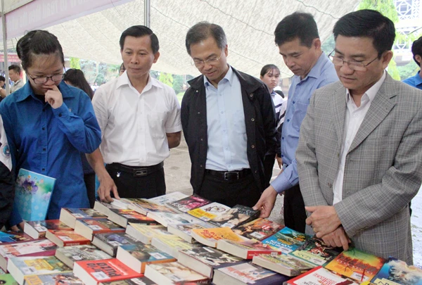 Đại biểu tham quan các gian trưng bày sách. Học sinh hào hứng với những cuốn sách tại gian trưng bày.