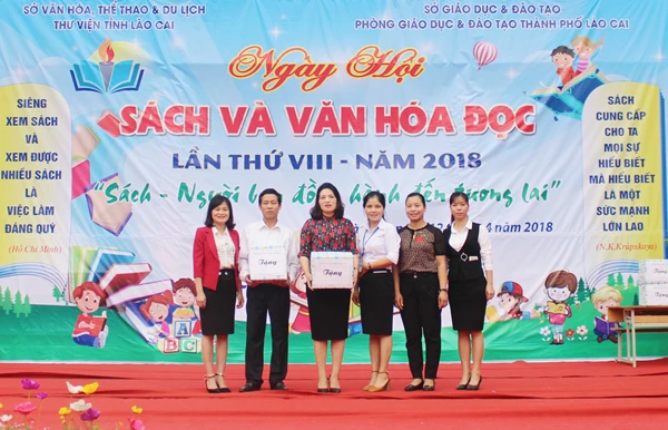 Quyên góp, tặng sách cho các trường vùng cao, vùng xa.