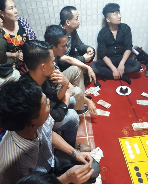 Các đối tượng bị bắt quả tang khi đang sát phạt nhau bằng hình thức xóc đĩa.
