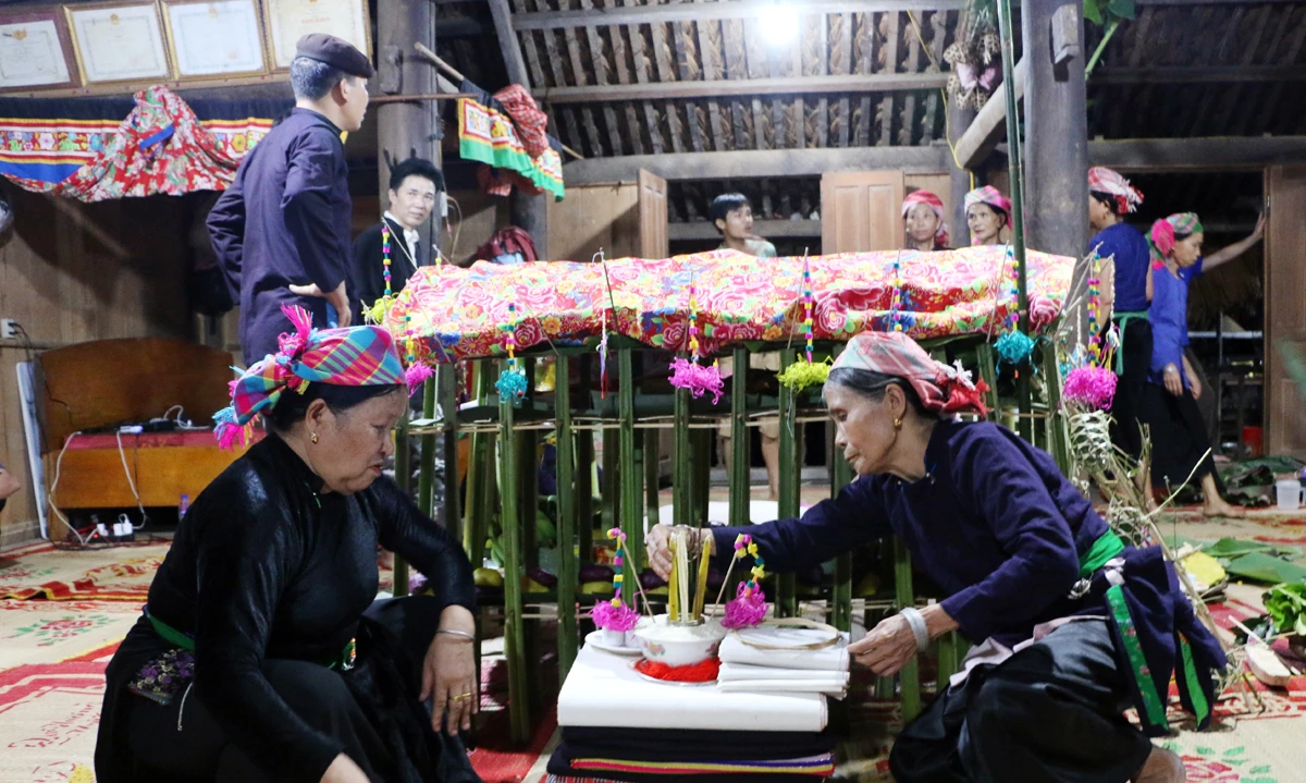 Các nàng hầu chuẩn bị nhà 12 gian để đón hồn, vía về cho thân chủ.