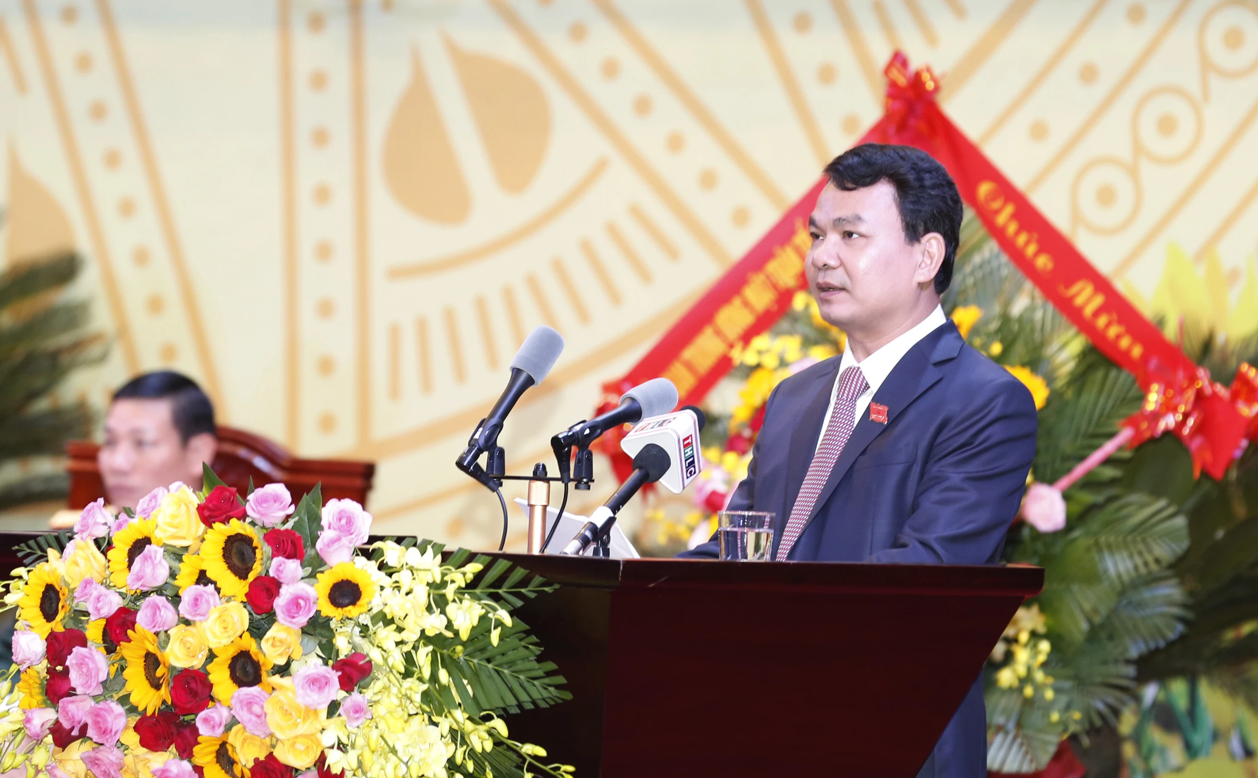 Đồng chí Đặng Xuân Phong, Phó Bí thư Tỉnh ủy, Chủ tịch UBND tỉnh trình bày Báo cáo Chính trị.