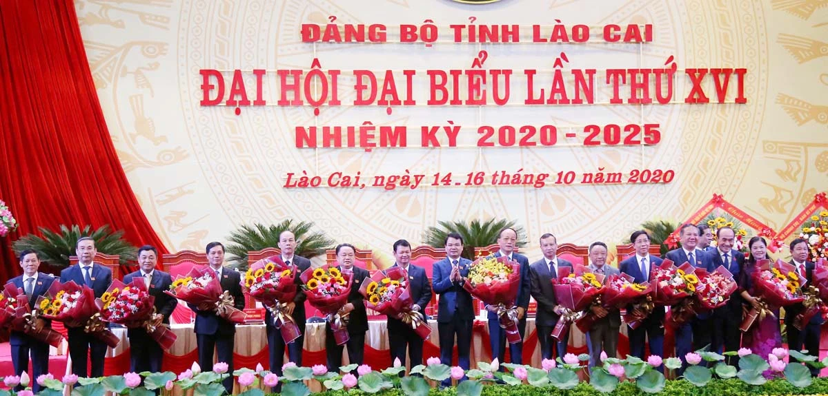 Tặng hoa các đồng chí Uỷ viên Ban Chấp hành Đảng bộ khoá XV không tham gia Ban Chấp hành Đảng bộ tỉnh khoá XVI.