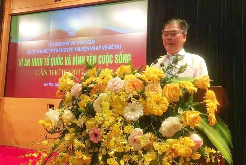 Nhà văn Lào Cai đoạt giải A thi sáng tác tiểu thuyết, truyện và ký về đề tài “Vì an ninh Tổ quốc và bình yên cuộc sống” ảnh 1