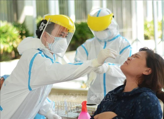 Lẫy mẫu xét nghiệm sàng lọc người mắc COVID-19.