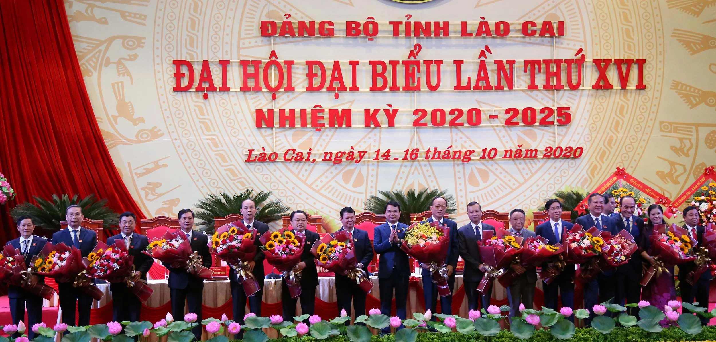 Đồng chí Đặng Xuân Phong, Bí thư Tỉnh ủy tặng hoa các đồng chí Ủy viên Ban Chấp hành khóa XV thôi tham gia Ban Chấp hành khóa XVI.