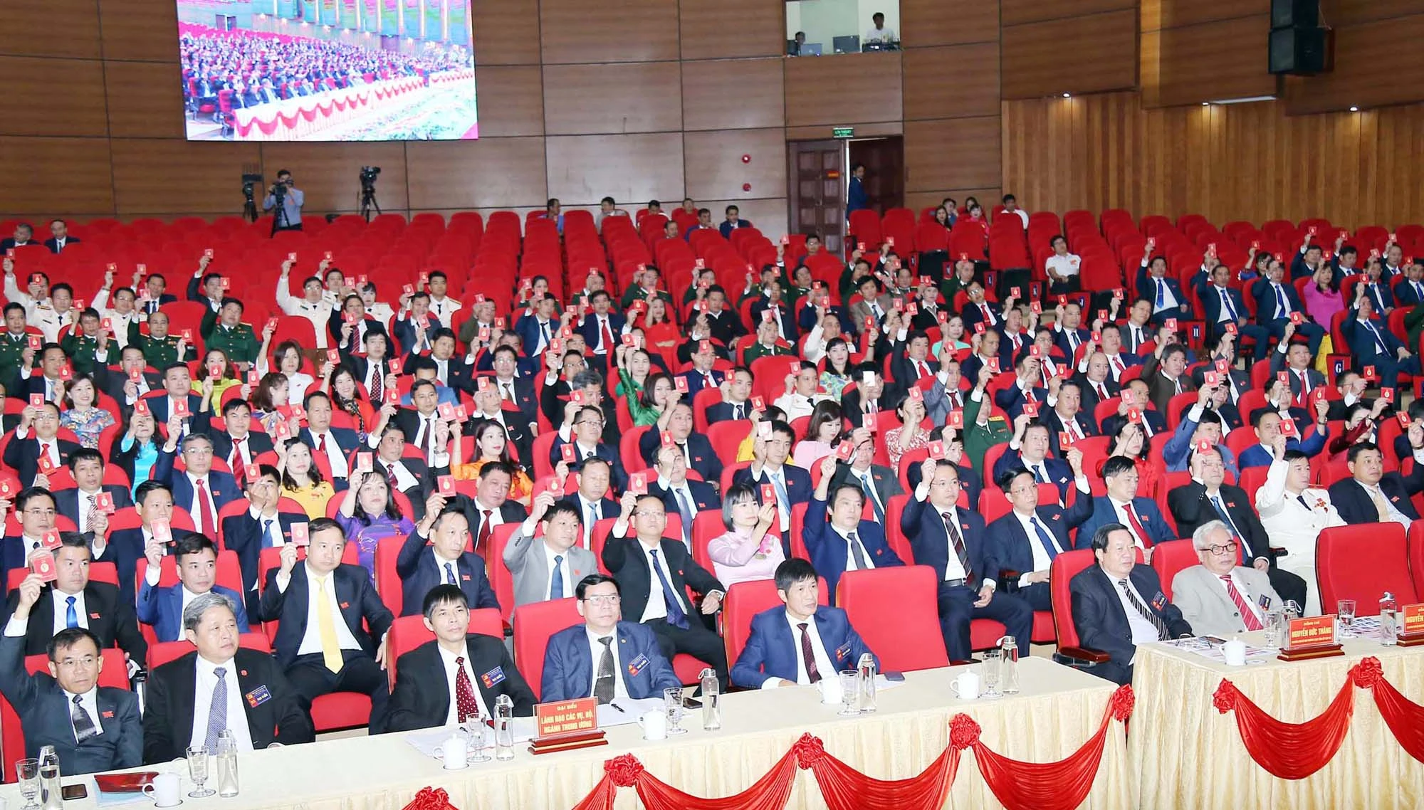 Các đại biểu biểu quyết thông qua Nghị quyết Đại hội.